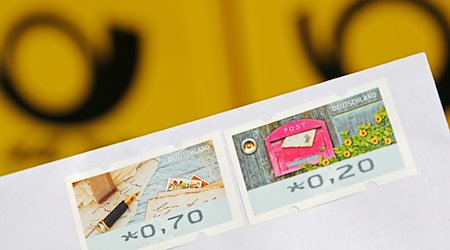 Eine 20-Cent-Briefmarke und eine 70-Cent-Briefmarke kleben auf einen Standardbrief. / Foto: Oliver Berg/dpa/Archivbild
