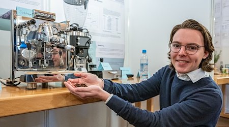 Valentin Schwer vom Gymnasium Buchloe präsentiert beim Schülerwettbewerb «Jugend forscht» seinen Versuch über die Dichte von Kaffeebohnen. / Foto: Armin Weigel/dpa