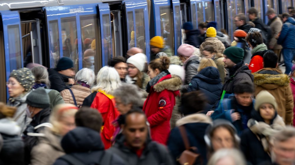 Fahrgäste steigen an einer Haltestelle in eine U-Bahn. / Foto: Sven Hoppe/dpa/Symbolbild