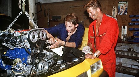 Til Schweiger (r) und Stefan Gabelhoff tunen einen Manta in einer Szene aus «Manta, Manta». / Foto: Horst Ossinger/dpa/Archivbild