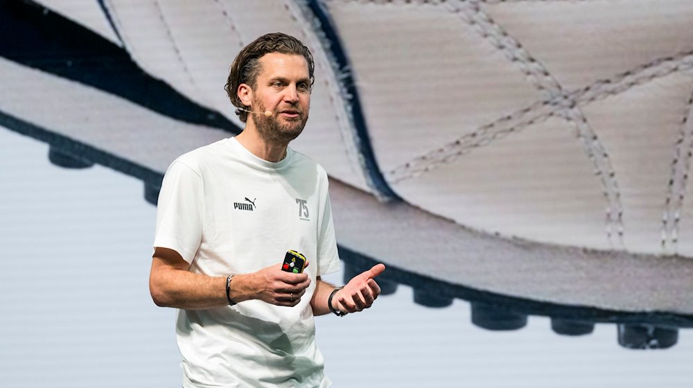 Arne Freundt, CEO von Puma, bei seiner Präsentation während des Festakts zum 75-jährigen Bestehen des Sportartikelherstellers Puma. / Foto: Daniel Vogl/dpa