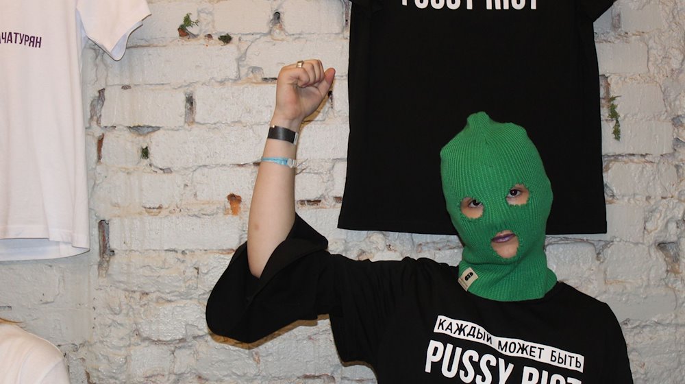 Ein Mitglied der russischen Punkrock-Band Pussy trägt ein T-Shirt mit dem Ausdruck "Everyone can be Pussy Riot". / Foto: Claudia Thaler/dpa(Archiv