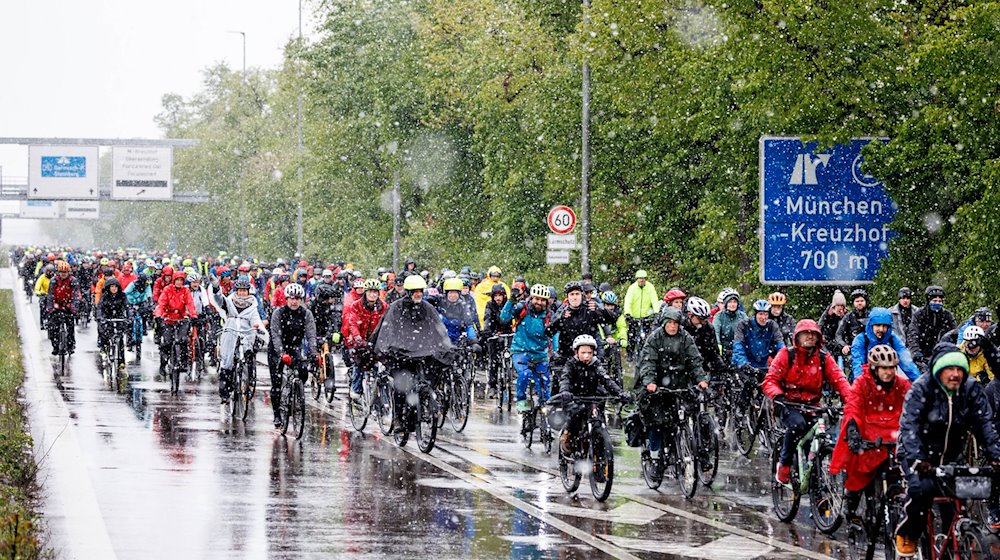 Tausende Radfahrer fahren während einer Radsternfahrt über die Autobahn 95. / Foto: Matthias Balk/dpa