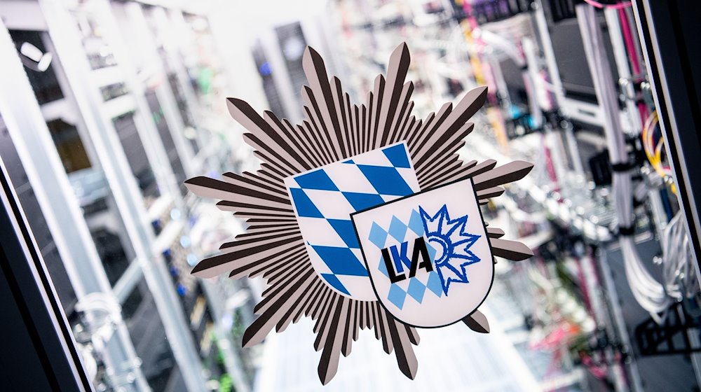 Das Logo des bayerischen Landeskriminalamts an der Tür zu einem Serverraum. / Foto: Matthias Balk/dpa/Symbolbild