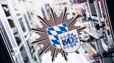 Das Logo des bayerischen Landeskriminalamts an der Tür zu einem Serverraum. / Foto: Matthias Balk/dpa/Symbolbild