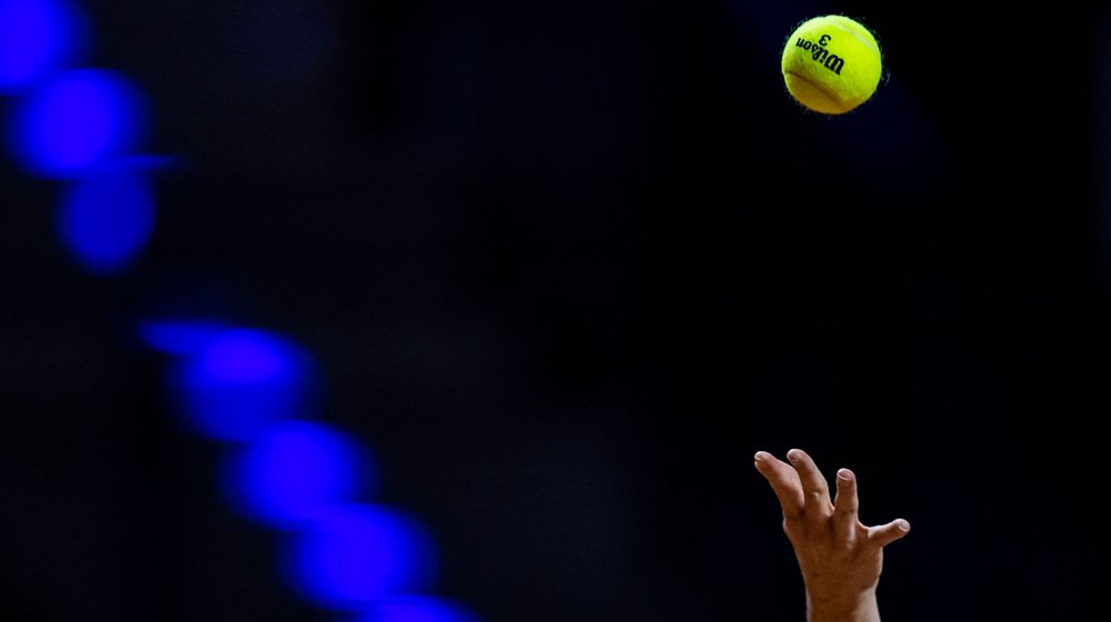 Ein Tennisball wird in die Luft geworfen. / Foto: Tom Weller/dpa/Symbolbild