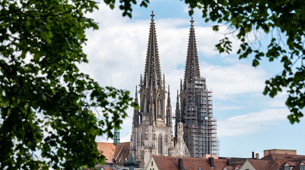 Die Türme des Doms thronen über der Altstadt. / Foto: Armin Weigel/dpa