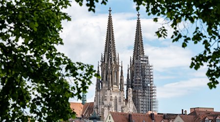 Die Türme des Doms thronen über der Altstadt. / Foto: Armin Weigel/dpa