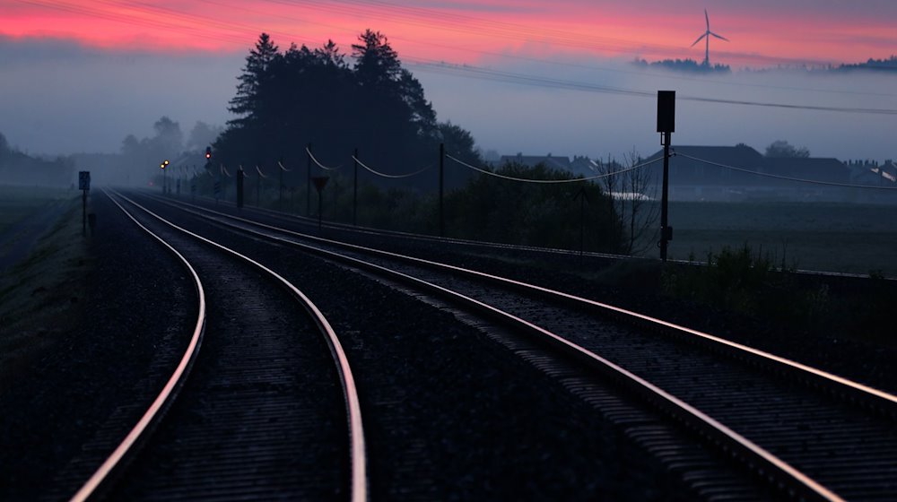 Im Morgendunst liegen die Bahngleise der Zugstrecke Kaufbeuren-Kempten kurz vor Sonnenaufgang. / Foto: Karl-Josef Hildenbrand/dpa/Archivbild