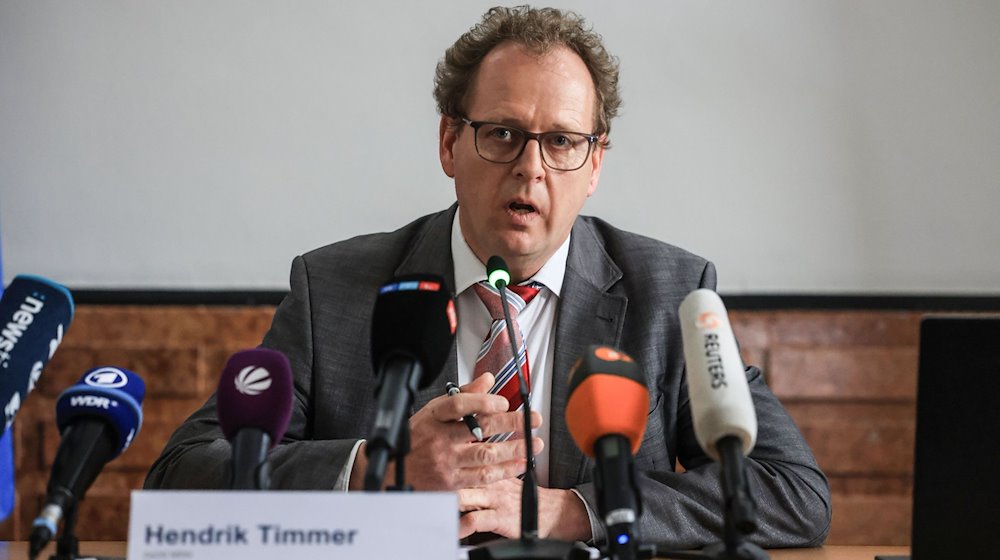 Hendrik Timmer, Staatsanwalt in Düsseldorf, berichtet über die Ergebnisse der Razzia gegen eine Schleuserbande. / Foto: Oliver Berg/dpa
