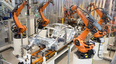 eile eines Volkswagens werden im Karosseriewerk im Volkswagen Werk Emden von Kuka-Robotern zusammengefügt. / Foto: Jörg Sarbach/dpa