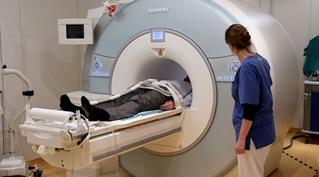 In der Radiologie der Universitätsmedizin in Rostock wird am 17.11.2017 die Untersuchung eines Patienten an einem MRT von Siemens vorbereitet. / Foto: Bernd Wüstneck/dpa