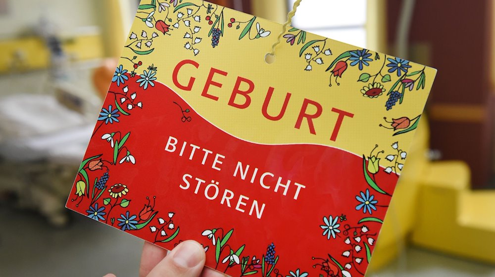 Ein Schild mit dem Schriftzug "Geburt - Bitte nicht stören" hängt an der Tür eines Entbindungszimmer im Kreißsaal des HELIOS Hanseklinikum Stralsund. / Foto: Stefan Sauer/dpa-Zentralbild/dpa/Archivbild