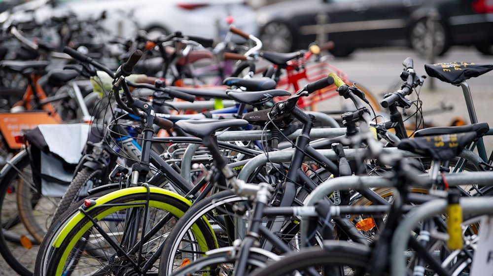 Fahrräder sind an einem Stellplatz abgestellt. / Foto: Monika Skolimowska/dpa-Zentralbild/dpa/Symbolbil