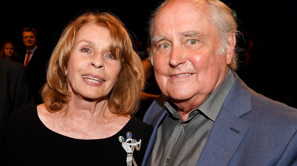 Die Schauspielerin Senta Berger und ihr Mann, Filmregisseur Michael Verhoeven sind nach der Verleihung des Bayerischen Sportpreis in der Nähe der Bühne zu sehen. / Foto: Felix Hörhager/dpa/Archivbild