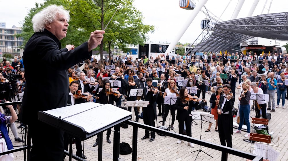 Der Dirigent Sir Simon Rattle und das  bayerische Landesjugendorchester. / Foto: Sven Hoppe/dpa/Archivbild