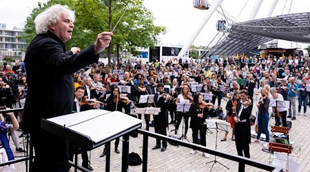 Der Dirigent Sir Simon Rattle und das  bayerische Landesjugendorchester. / Foto: Sven Hoppe/dpa/Archivbild