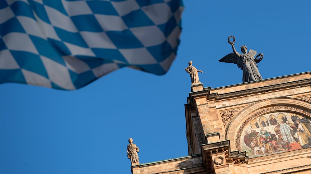 Eine Bayernflagge weht vor dem bayerischen Landtag. / Foto: Sven Hoppe/dpa