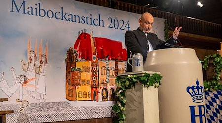 Der Kabarettist Django Asül spricht beim Maibock-Anstich im Hofbräuhaus und hält seine traditionelle Rede. / Foto: Peter Kneffel/dpa