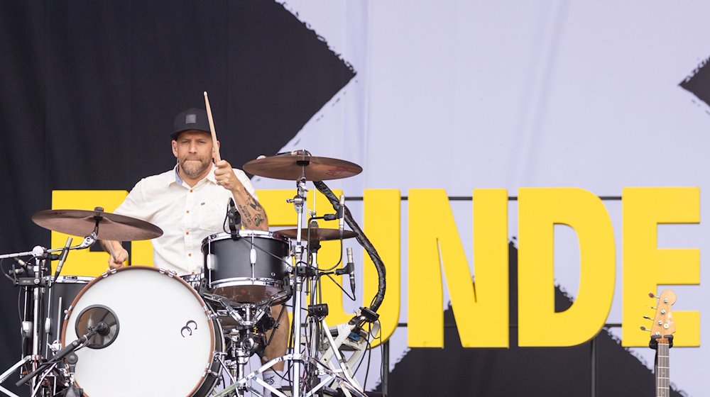 Sportfreunde-Stiller-Drummer Florian Weber bei «Rock im Park». / Foto: Daniel Karmann/dpa/Archivbild