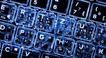 Tasten einer beleuchteten Tastatur. / Foto: Sebastian Gollnow/dpa/Symbolbild