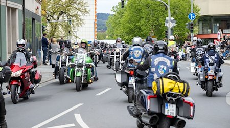 Zahlreiche Motorräder fahren in einem Korso durch die Kulmbacher Innenstadt. / Foto: Pia Bayer/dpa