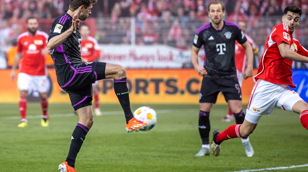 Thomas Müller (l) von Bayern München trifft den Ball zum 3:0. / Foto: Andreas Gora/dpa