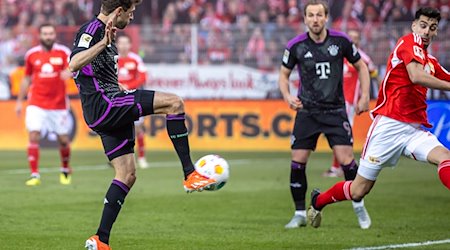 Thomas Müller (l) von Bayern München trifft den Ball zum 3:0. / Foto: Andreas Gora/dpa