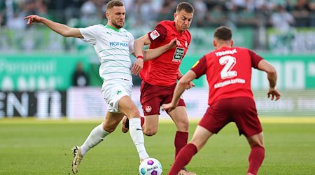 Der Fürther Dennis Srbeny (l) kämpft mit Filip Kaloc (M) und Boris Tomiak aus Kaiserslautern um den Ball. / Foto: Daniel Karmann/dpa