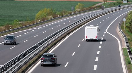 Auf der Autobahn A73 fahren nur wenige Autos und ein Wohnmobil. / Foto: Daniel Vogl/dpa