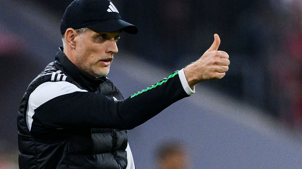 Münchens Trainer Thomas Tuchel gestikuliert. Tuchel ist unzufrieden mit der Saison beim FC Bayern. / Foto: Tom Weller/dpa
