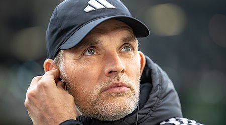Trainer Thomas Tuchel von Bayern München blickt konzentriert vor Spielbeginn. / Foto: Andreas Gora/dpa