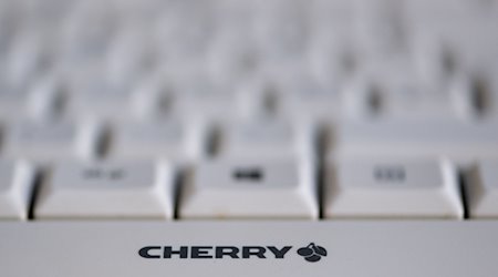 Eine Tastatur des Herstellers Cherry liegt in einem Büro auf einem Tisch an einem Arbeitsplatz. / Foto: Sven Hoppe/dpa