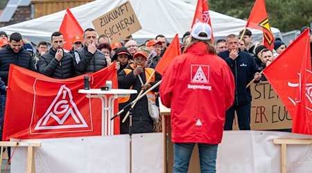 Zahlreiche streikende Mitarbeiter nehmen an einer Kundgebung der IG-Metall teil. / Foto: Armin Weigel/dpa