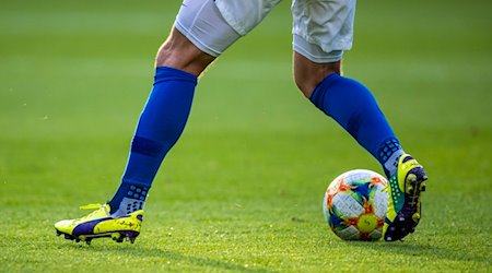 Ein Fußballspieler ist am Ball. / Foto: Jens Büttner/dpa-Zentralbild/ZB/Symbolbild