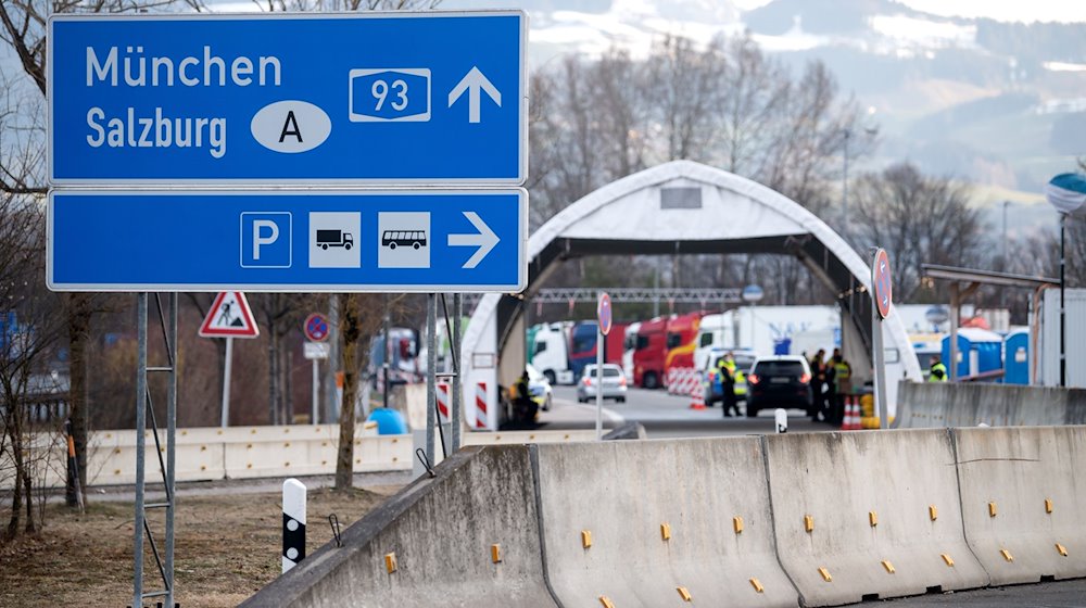 Bundespolizisten kontrollieren an der Autobahn 93 (A93) am Grenzübergang Kiefersfelden Reisende bei der Einreise von Österreich nach Deutschland. / Foto: Sven Hoppe/dpa