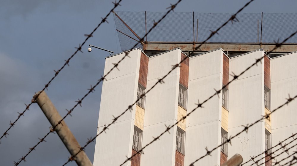 Ein Stacheldrahtzaun umzäunt das Gelände einer Justizvollzugsanstalt. / Foto: Bernd Weißbrod/dpa/Symbolbild