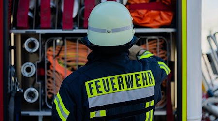 Ein Feuerwehrmann holt Equipment aus einem Einsatzfahrzeug an der Feuerwache der Feuerwehr. / Foto: Rolf Vennenbernd/dpa