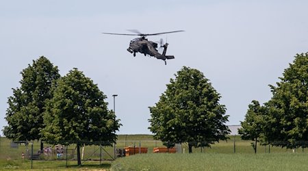 Ein Militär-Hubschrauber fliegt auf den US-Militärflugplatz Katterbach zu. / Foto: Daniel Karmann/dpa/Symbolbild