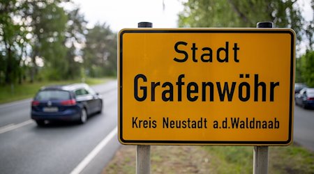 "Stadt Grafenwöhr" steht auf einem Ortsschild. / Foto: Daniel Karmann/dpa/Archivbild