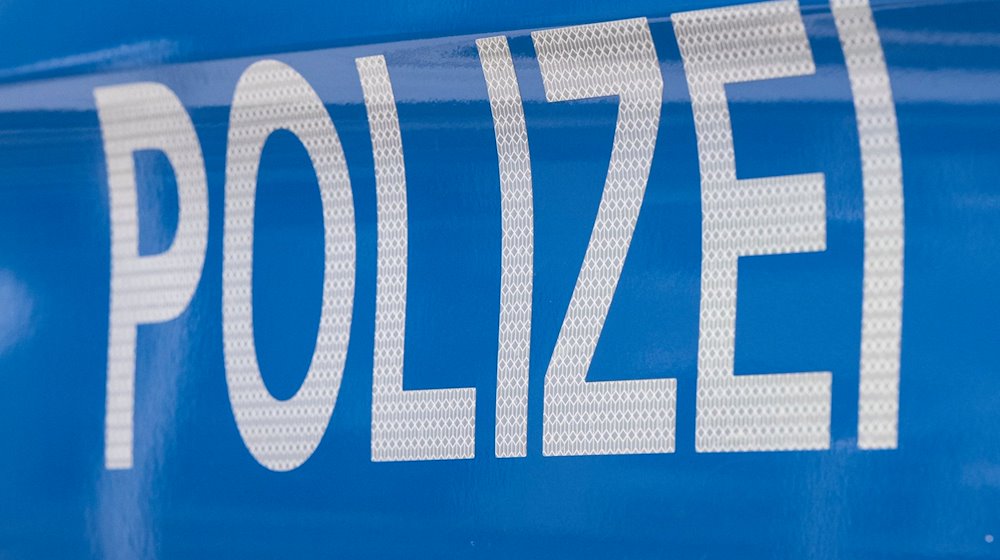 Der Schriftzug „Polizei“ ist auf einem Streifenwagen zu lesen. / Foto: Boris Roessler/dpa/>Symbolbild