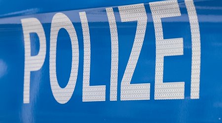 Der Schriftzug „Polizei“ ist auf einem Streifenwagen zu lesen. / Foto: Boris Roessler/dpa/>Symbolbild