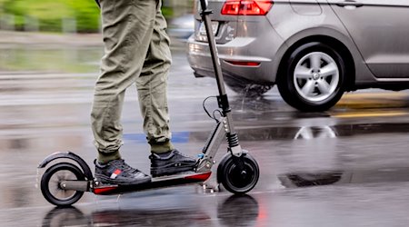 Ein Mann fährt mit einem E-Scooter auf der Straße. / Foto: Christoph Soeder/dpa/Symbolbild