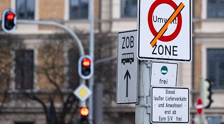 Ein Schild mit der Aufschrift "Umwelt Zone" und "Diesel (außer Lieferverkehr und Anwohner) erst ab Euro 5/V frei" steht an einer Zufahrt zur Landshuter Allee. / Foto: Sven Hoppe/dpa