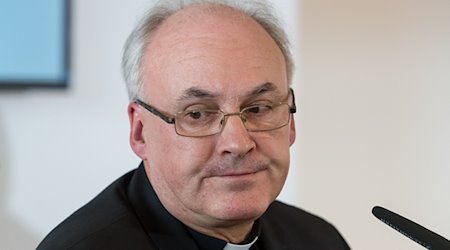 Der Bischof von Regensburg, Rudolf Voderholzer, spricht auf einer Pressekonferenz. / Foto: Armin Weigel/dpa/Archivbild