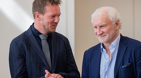 Sportdirektor Rudi Völler (r) und Bundestrainer Julian Nagelsmann lächeln. / Foto: Rolf Vennenbernd/dpa