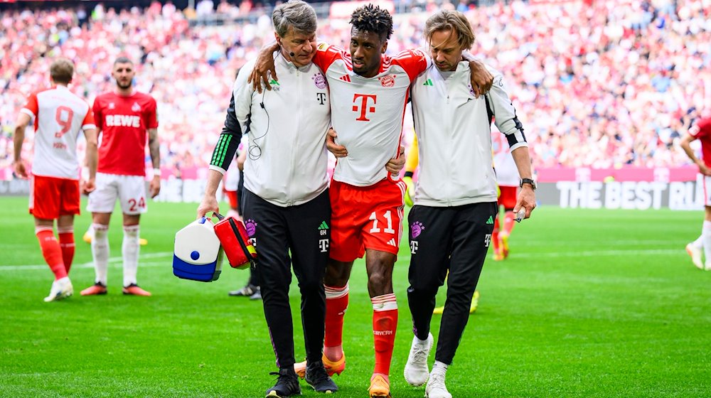Münchens Kingsley Coman geht verletzt vom Platz. / Foto: Tom Weller/dpa