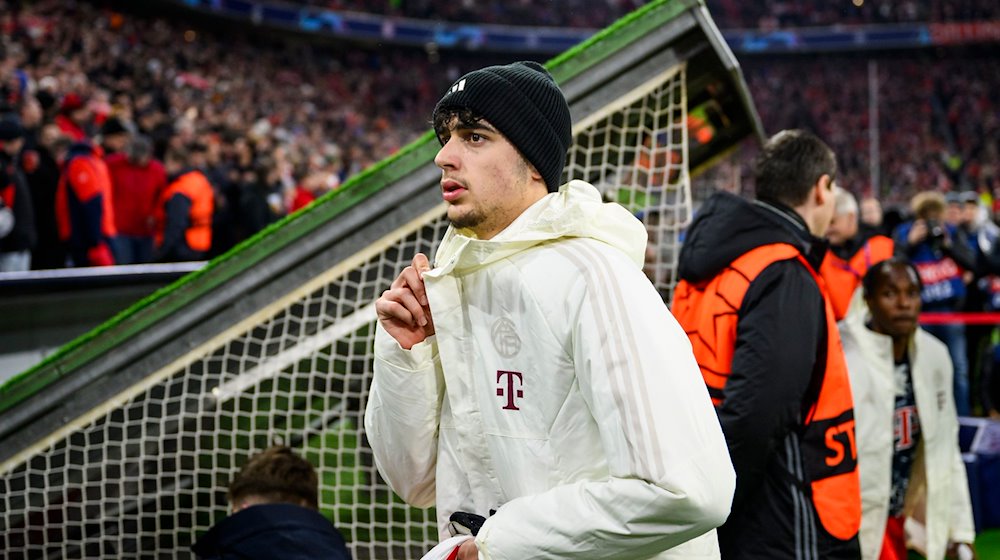 Münchens Aleksandar Pavlovic kommt vor dem Spiel auf die Ersatzbank. / Foto: Tom Weller/dpa
