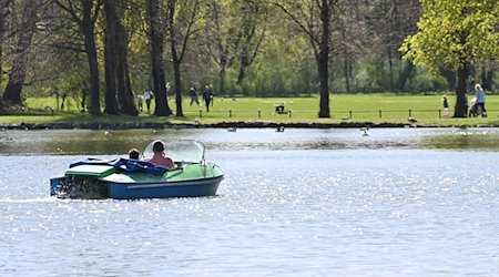 Ausflügler fahren mit einem Tretboot über den Kleinhesseloher See im Englischen Garten. / Foto: Katrin Requadt/dpa