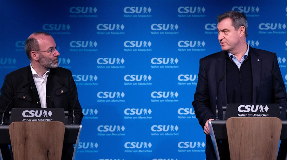 Markus Söder (CSU, r), Ministerpräsident von Bayern und Parteivorsitzender, und Manfred Weber, Vorsitzender der EVP Fraktion im Europaparlament, nehmen in der Parteizentrale nach einer Sitzung des CSU-Vorstands an einer Pressekonferenz teil. / Foto: Sven Hoppe/dpa